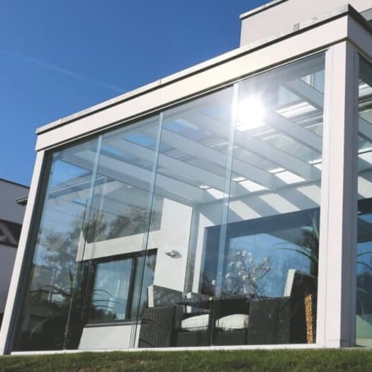Glasfassade eines Wintergartens