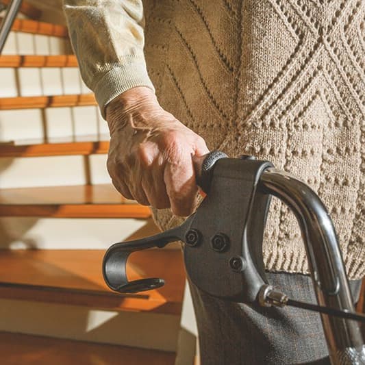 Treppe mit Person und Gehhilfe