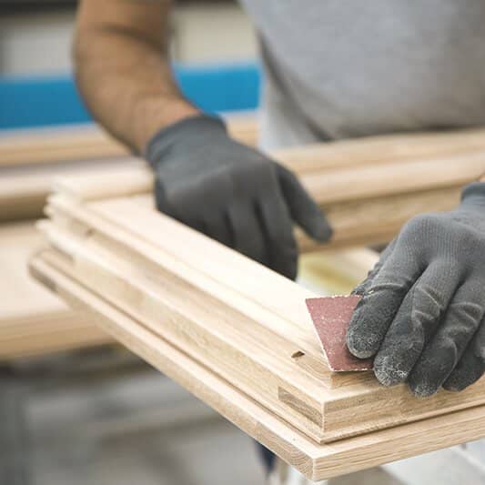 Fensterrahmen aus Holz wird angefertigt