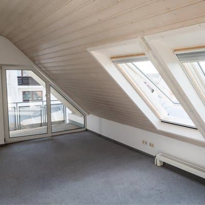Dachfenster mit Schräge in einem hellen Dachgeschoss