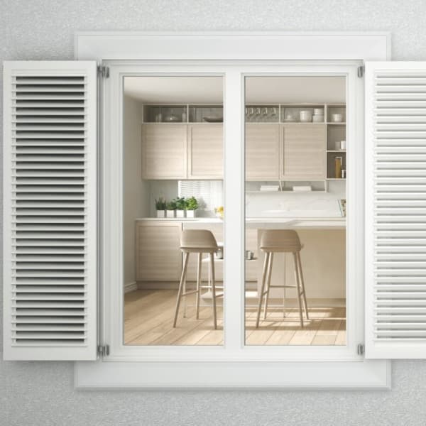 Moderne Küche hinter weißen Fensterläden – Blick ins Innere