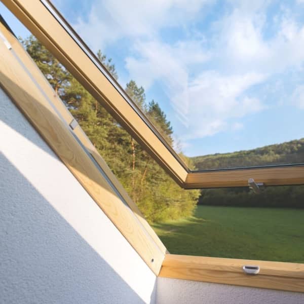 Offenes Dachfenster aus Holz