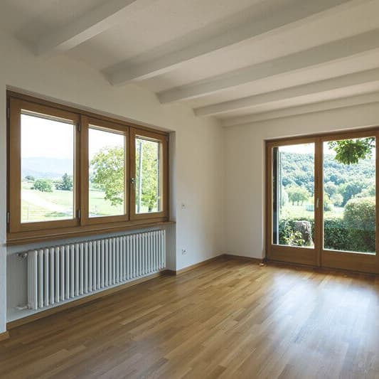 Wohnung mit Holzfenster innen