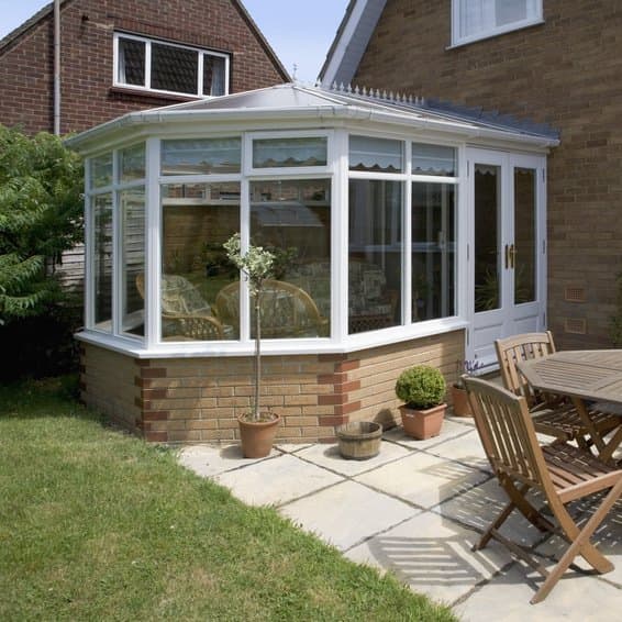 Runder Wintergarten mit spitzem Dach