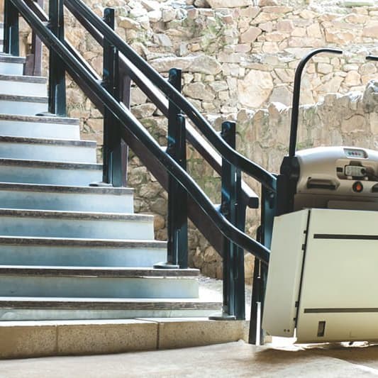 hochgeklappter Plattformlift an Treppe