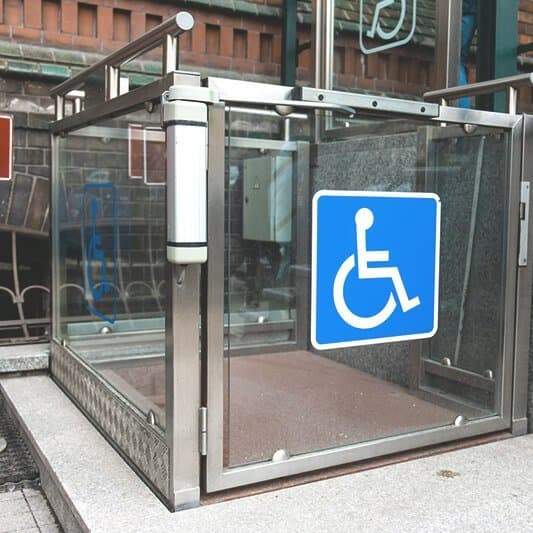 Hublift außen an einer Treppe