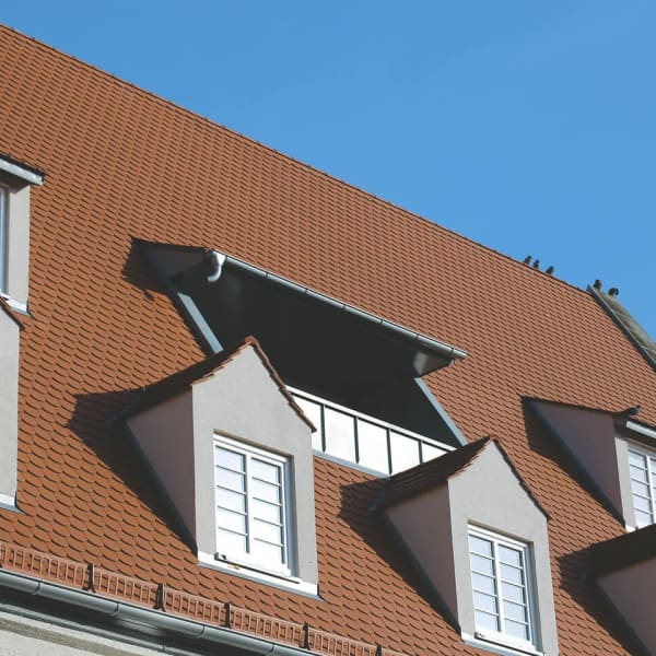 Mehrere Dachfenster in Dachgiebeln