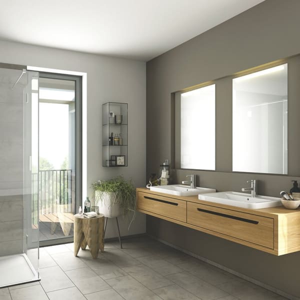 Fugenloses Badezimmer mit zwei Waschbecken