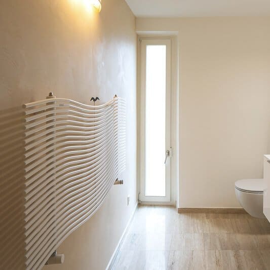 Flacher Heizkörper im Badezimmer