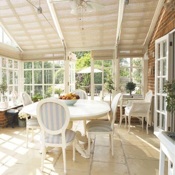 Warmwintergarten mit heller Inneneinrichtung