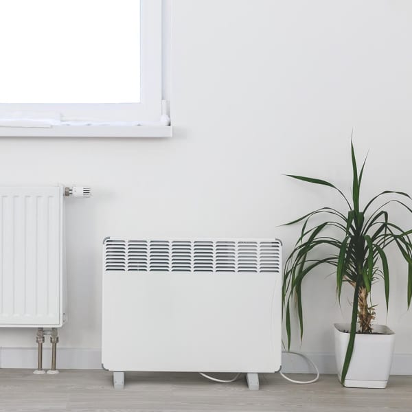 Nachtspeicherheizung in einem weißen Raum