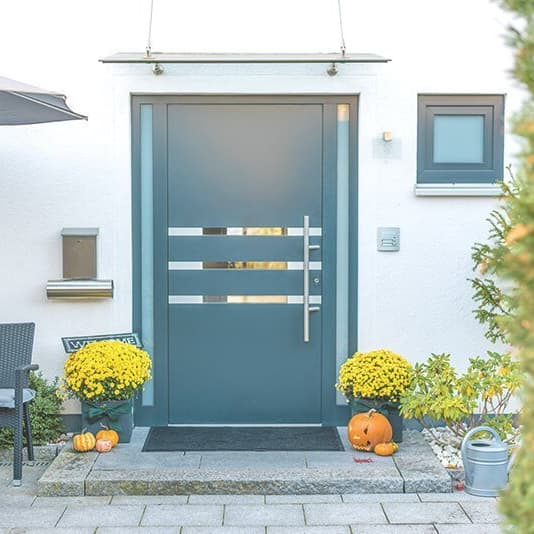 Haustür aus Aluminium mit Seitenteilen aus satiniertem Glas.