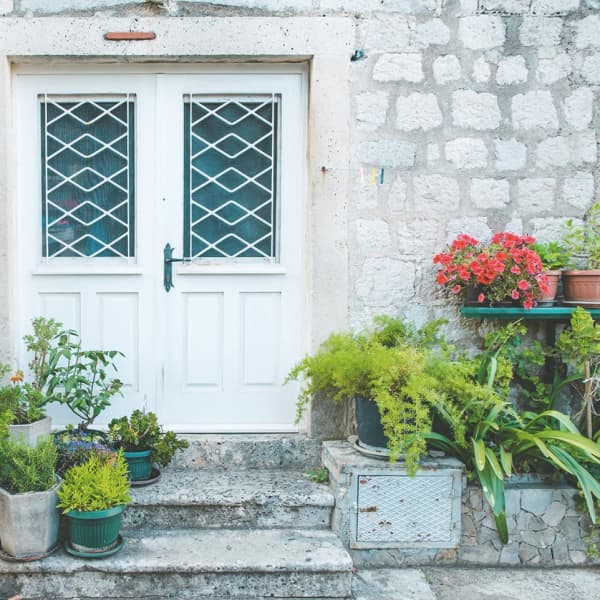 weiße zweiflügelige Haustür aus Holz mit Glaseinsätzen