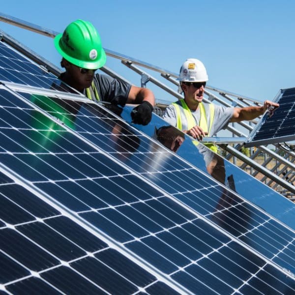 Handwerker montieren eine Solaranlage