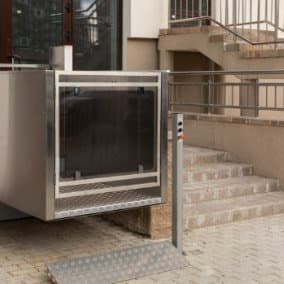 Hublift als Beispiel für einen Rollstuhllift im Außenbereich