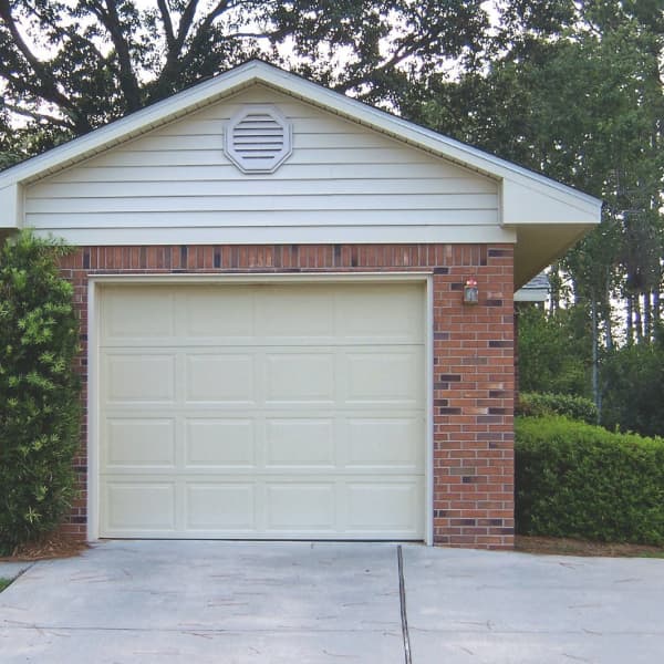 Gemauerte Einzelgarage mit individuellem Garagentor und Satteldach