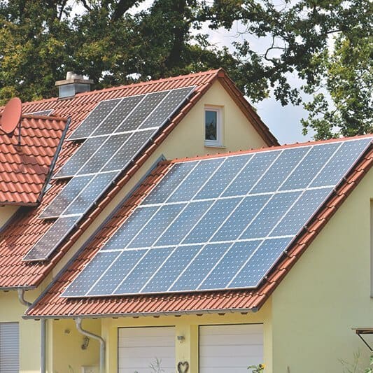 Wohnhaus mit einer Solaranlage auf dem Garagendach.