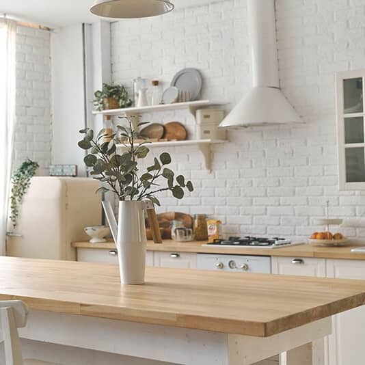 Weiße Küche mit  Esstisch aus Holz