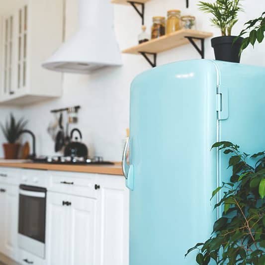 Küche mit blauem Kühlschrank