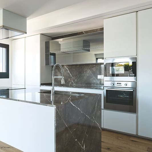 Küche mit Arbeitsplatte aus Marmor