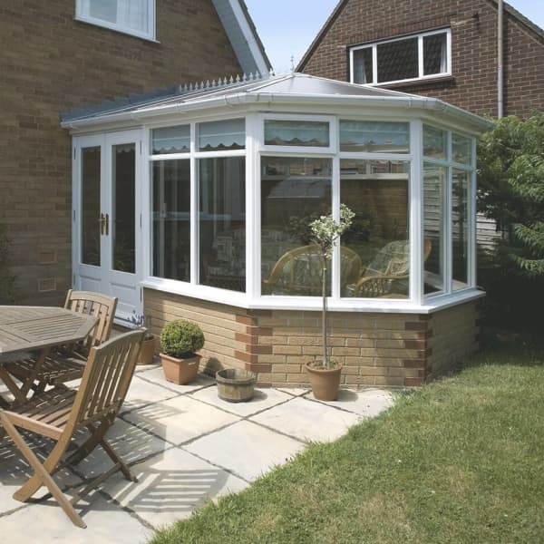 Weißer Wintergarten-Anbau an Haus