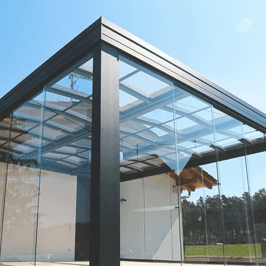 Moderner Wintergarten mit großen Glasfronten