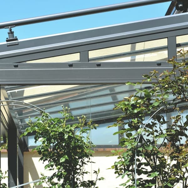 Terrassenüberdachung aus Aluminium und Glas mit Markise
