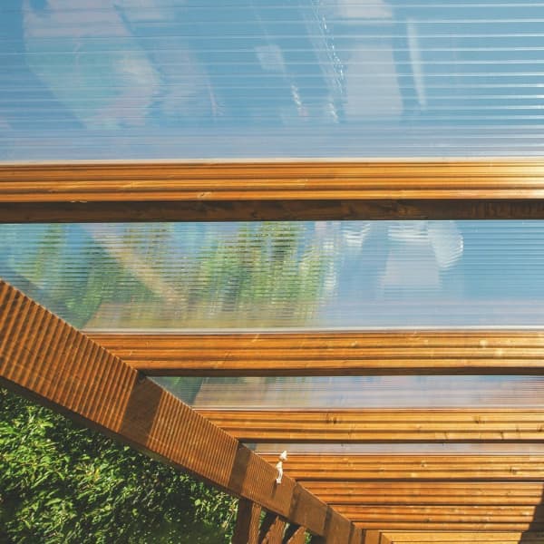 Terrassendach mit Doppelstegplatten und einem Gestell aus Holz