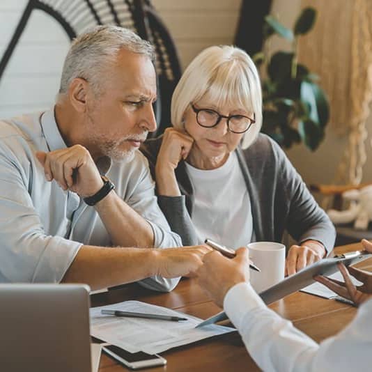 Ein Paar im Beratungsgespräch mit einer Fachfirma