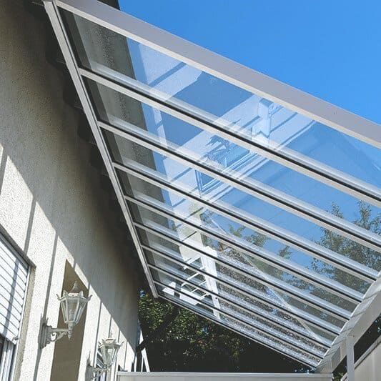 Weißes Terrassenüberdachung
