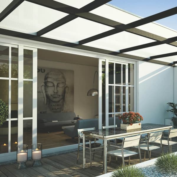 Terrasse mit Glasdach und Zugang zum Wohnzimmer