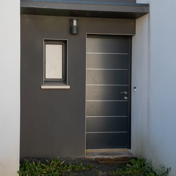 Sicherheitshaustür in Anthrazit mit schmalen Streifen