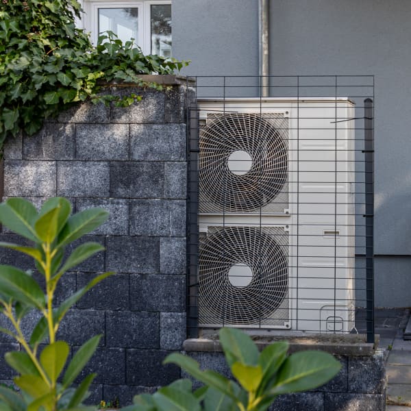 Wärmepumpe vor einem modernen Haus