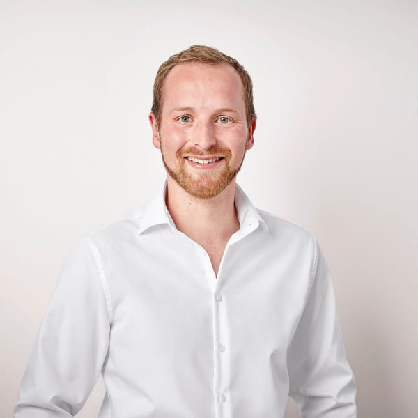 Portrait von Falk Alexander Freistadt-Lopatenko, Mann mittleren Alters rote Haare, Bart, weißes Hemd