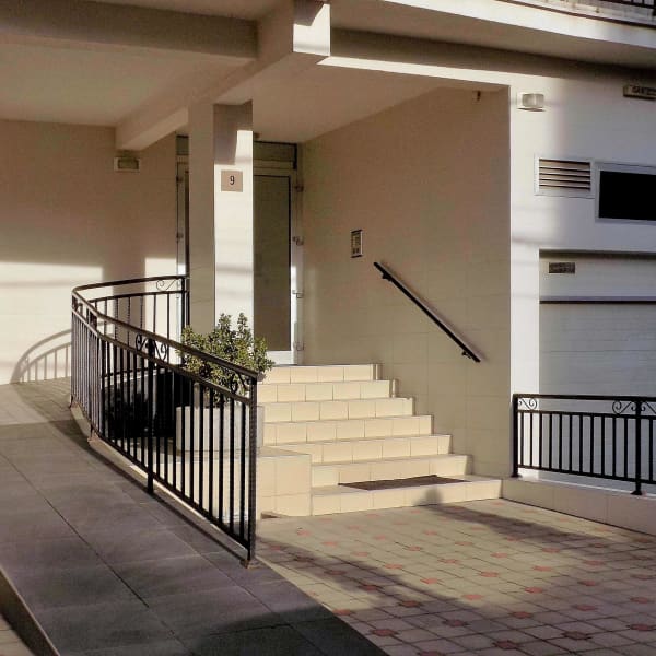 Eingangsbereich mit Rampe und Treppe