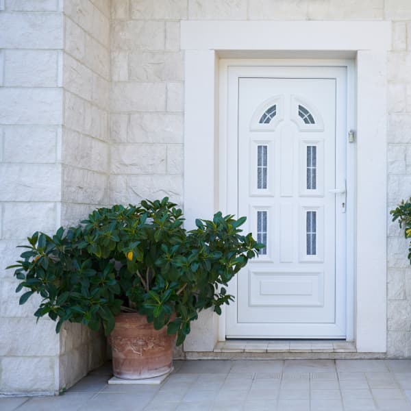 weiße Kunststoffhaustür mit Glaselementen