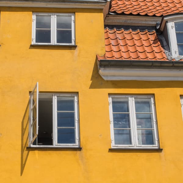 Kastenfenster an einem gelben Altbau