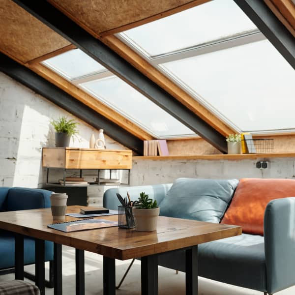 Panorama-Dachfenster in einem modernen Wohnzimmer