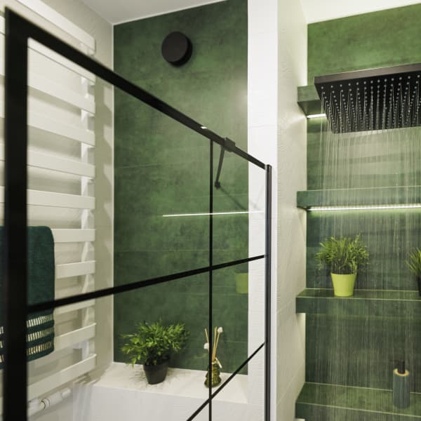 Beleuchtete Regendusche in einem Badezimmer mit waldgrünen Wandfliesen und schwarzen Armaturen