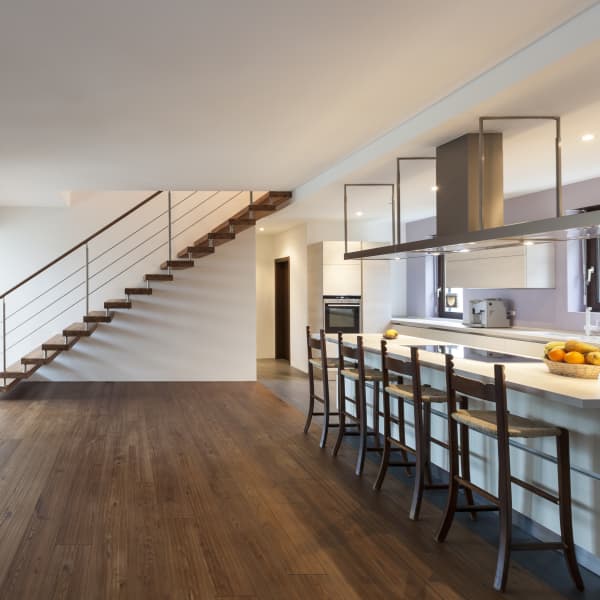 Große Küche mit dunklem Parkettboden.