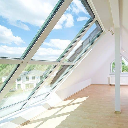 Ausgebautes Dachgeschoss mit großen Dachfenstern