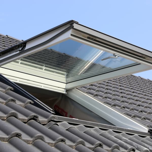 Geöffnetes Schwing-Klappfenster in einem grauen Dach