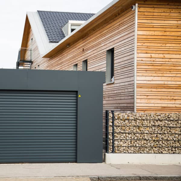 Schwarze Einzelgarage