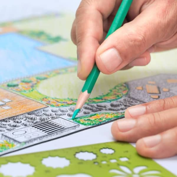 Grundriss eines Gartens mit Pool, Terrasse und Beeten