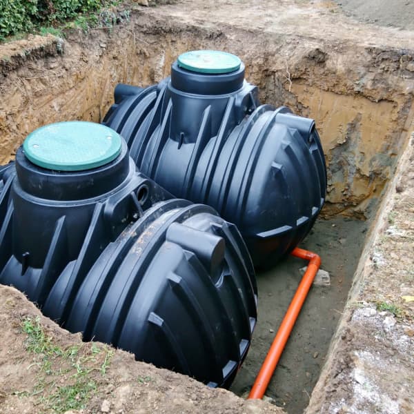 Garten mit zwei Zisternen in der Erde.