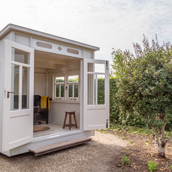 Gartenhaus mit geöffneten Türen und Fenstern