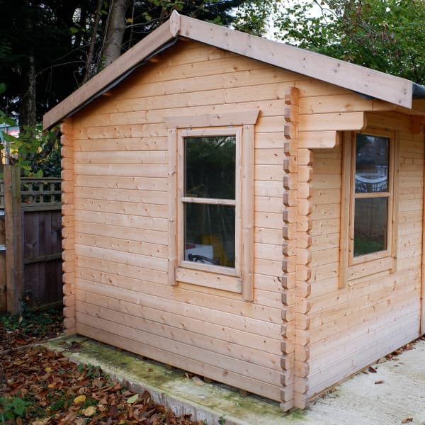 Gartenhaus aus Holz mit Fenstern