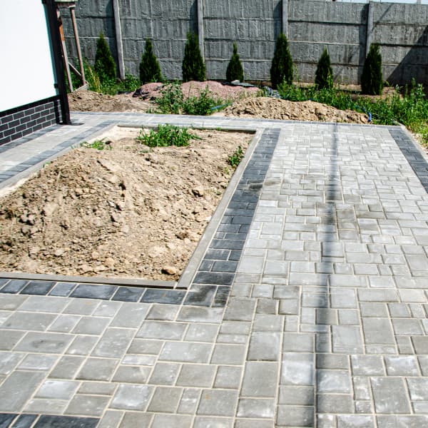 Gartenweg gepflastert mit einem umgepflanzten Garten