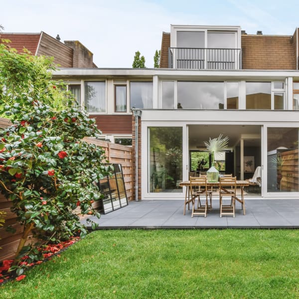 Reihenhausgarten mit Sichtschutz und Terrasse mit Betonplatten