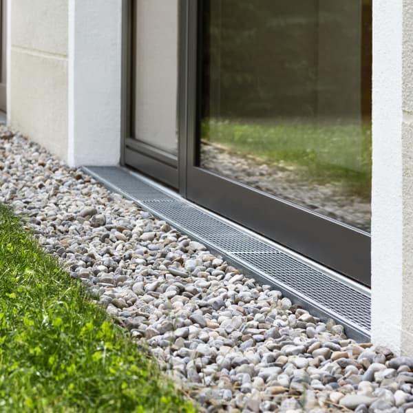 Haus mit Drainage außerhalb.